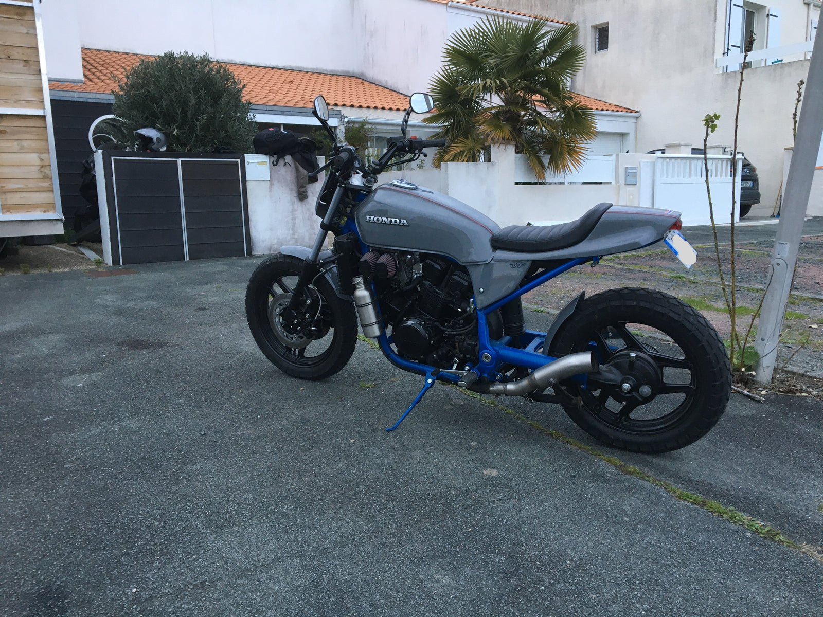 Le Tracker de ville réalisé par Gérard sur base de Honda VF 750 s