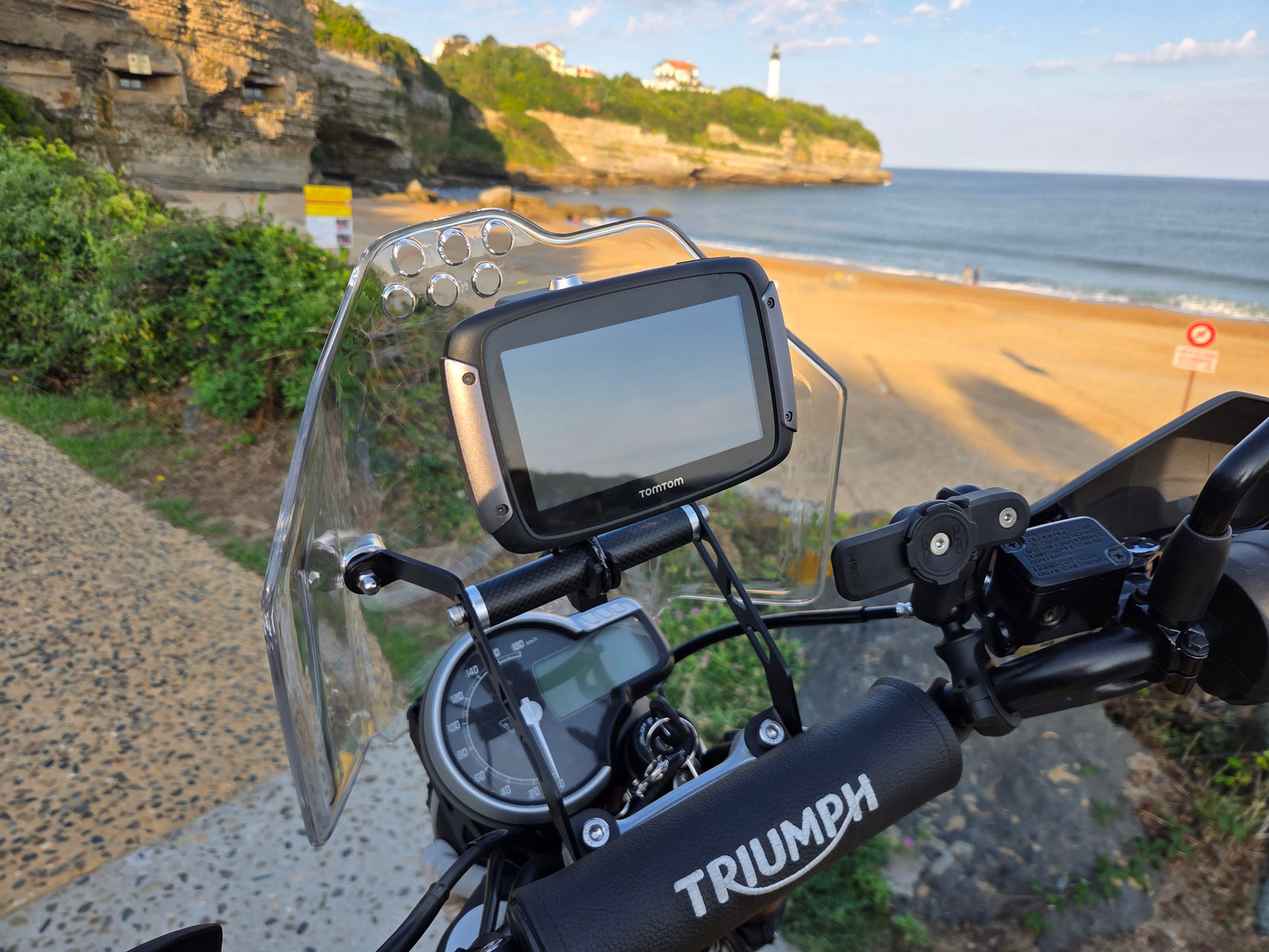 Triumph 400x przednią szybę