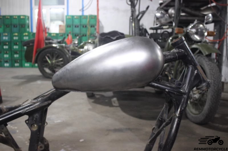 Bobber Harley Tank