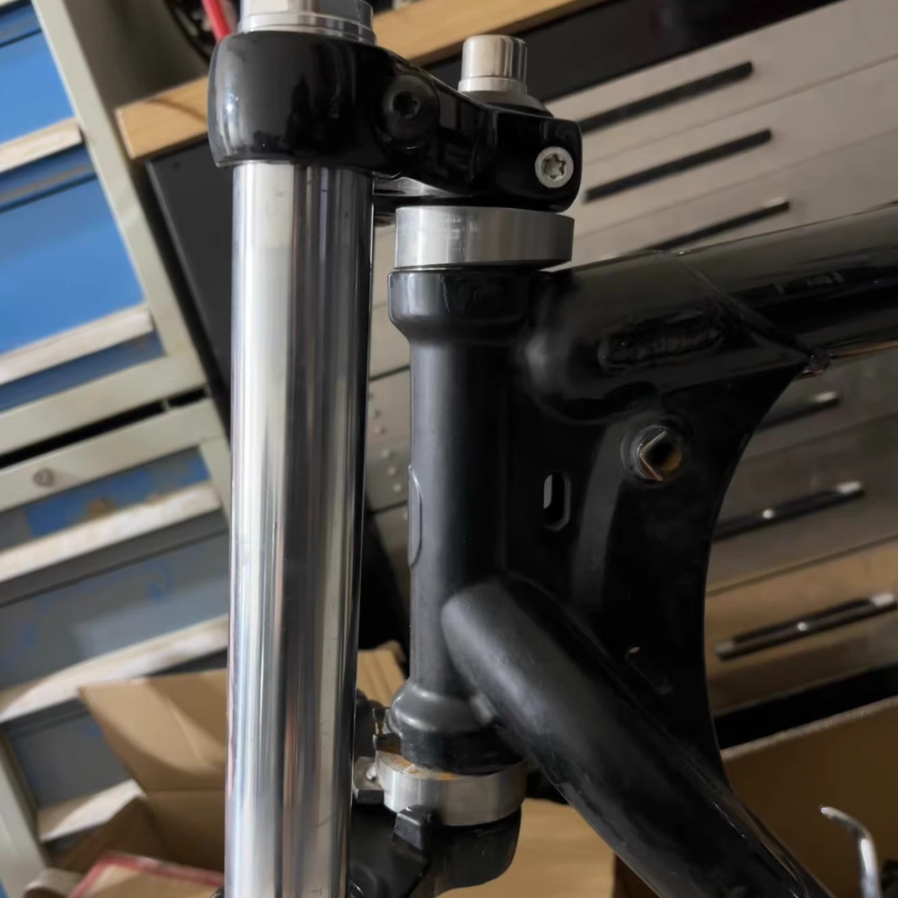 Uniwersalne potrójne drzewo z nachyleniem +3° do modeli Harley Sportster