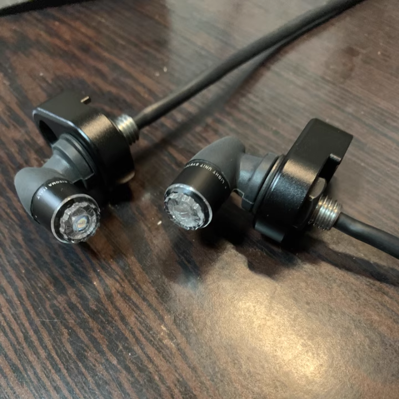 Support clignotants avant CNC avec câble – Ducati Scrambler