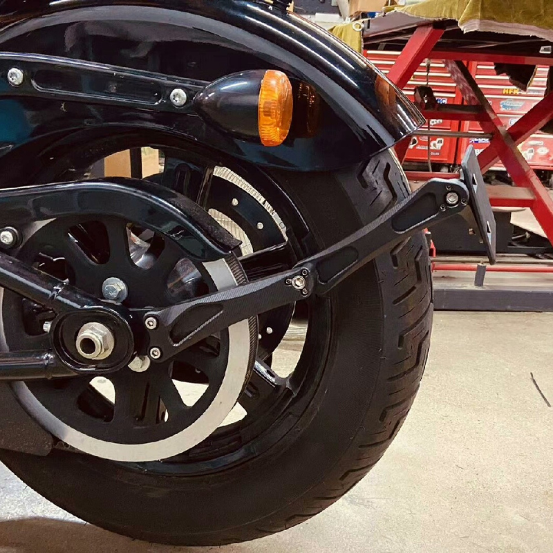 Regulowany uchwyt na talerz Softail M8