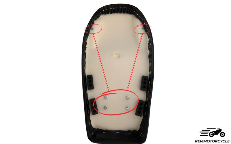 Czarne siodełka zakodowały się w stylu vintage motocross