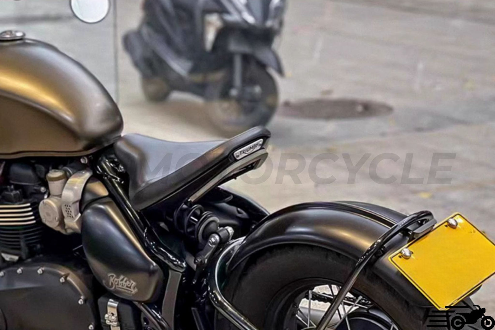 Triumph Bobber Long -witryna długie krocza