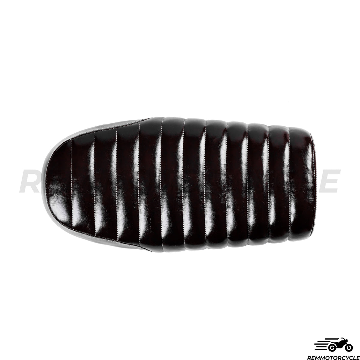 Czarne siodełka białe szwy