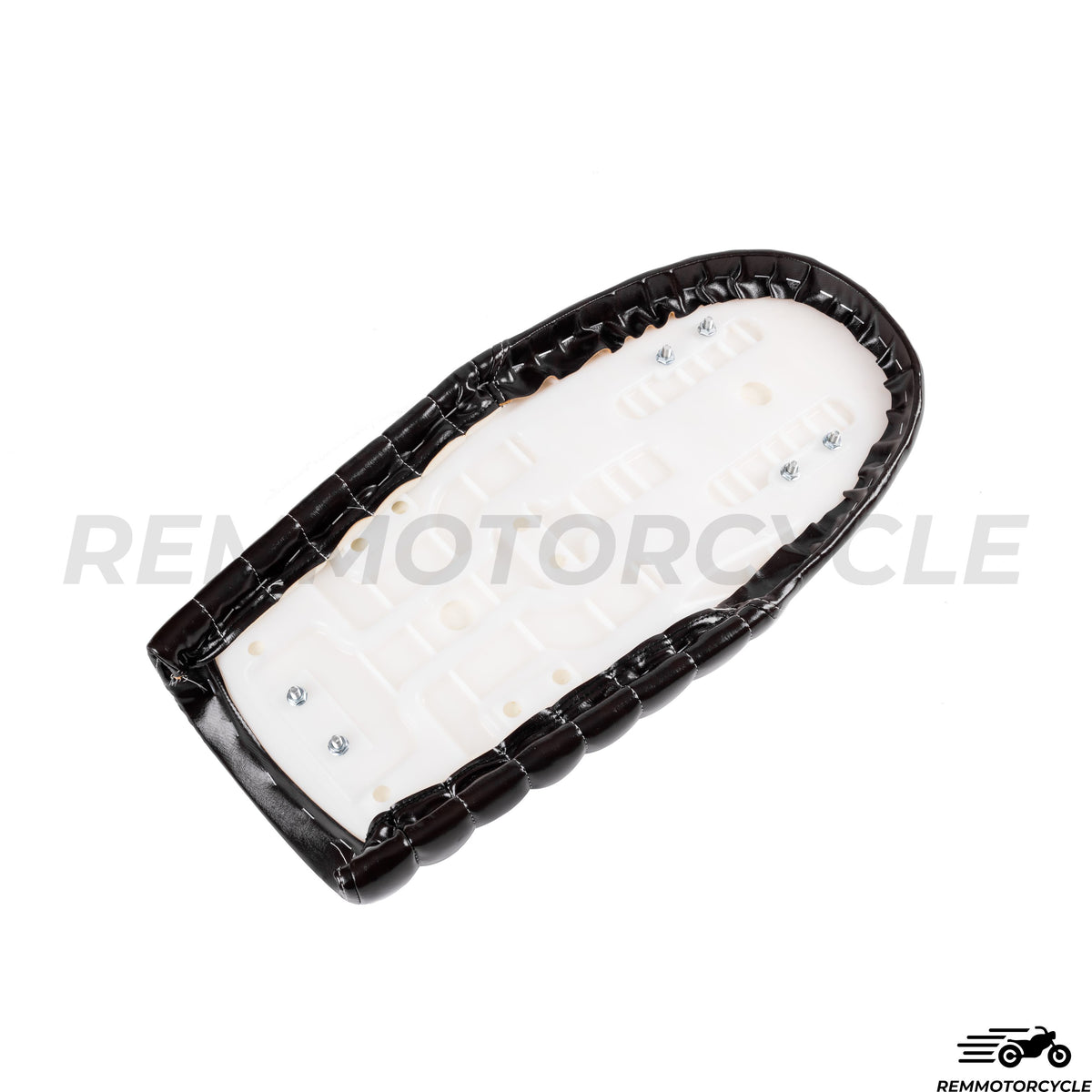 Czarne siodełka białe szwy