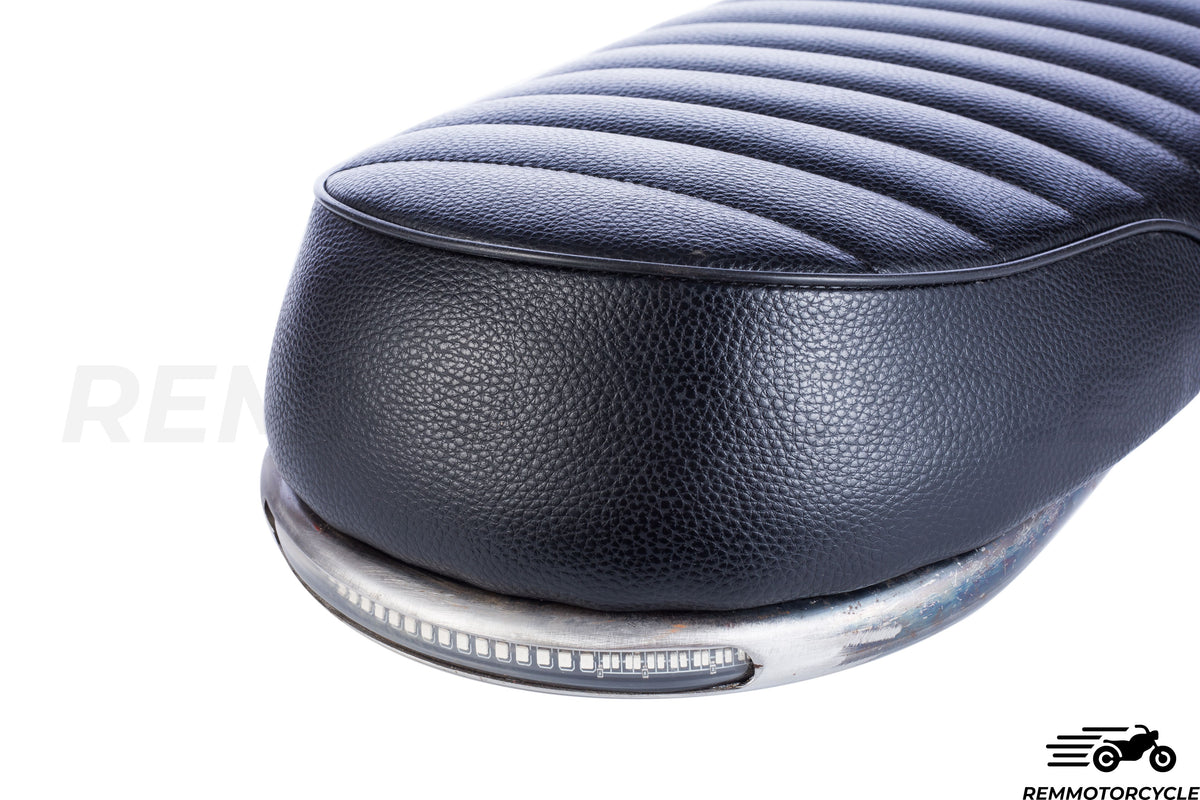 Czarne siodło motocyklowe + krótka płaska pętla + zintegrowane pasmo LED