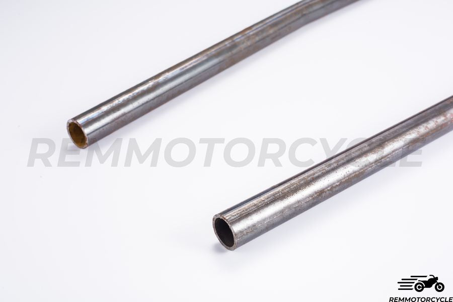 Długa i podniesiona tylna klamra Scrambler. 22 lub 25 mm