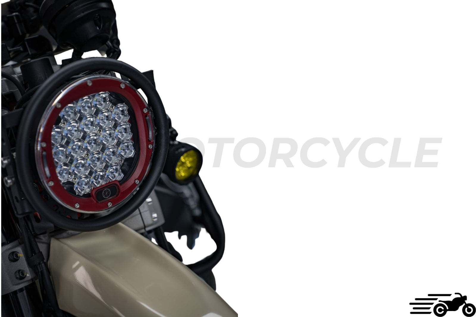 Latarnia morska z Ducati Scrambler i Desert Sled Adventure Fork Head